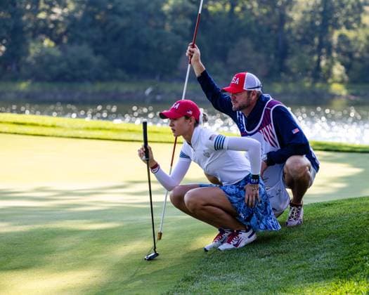 September 14, 2024, Gainesville, Va, USA: Team USA s NELLY KORDA and her caddy line up a putt during the morning foursome matches on day two of the 2024 Solheim Cup. Gainesville USA - ZUMAb237 20240914_znp_b237_027 Copyright: xRobertxBlakleyx