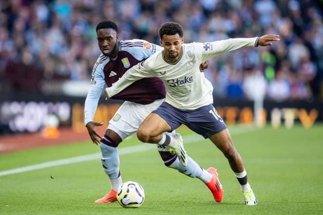 Sport Themen der Woche KW37 Sport Bilder des Tages Aston Villa v Everton Premier League 14 09 2024. Everton midfielder Iliman Ndiaye (10) battles for possession with Aston Villa defender Lamare Bogarde (26) during the Premier League match between Aston Villa and Everton at Villa Park, Birmingham, England on 14 September 2024. Birmingham Villa Park West Midlands England Editorial use only DataCo restrictions apply See www.football-dataco.com , Copyright: xManjitxNarotrax PSI-20411-0013