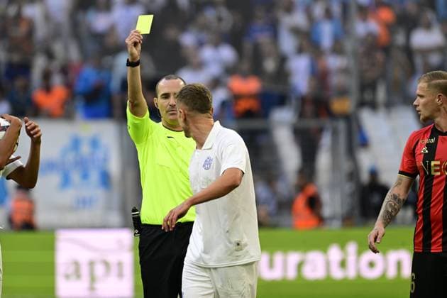 L Olympique de Marseille reçoit l OGC Nice dans le cadre de quatrième journée de Ligue 1 McDonald s à l Orange Vélodrome, le 14 septembre 2024. Benoit Millot, arbitre principal de la rencontre adresse un carton jaune à Valentin Rongier (OM) FOOTBALL : Olympique de Marseille VS OGC Nice - Ligue 1 - 14 09 2024 WilliamCannarella Panoramic 