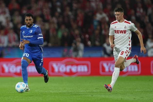 Lubambo Musonda (1.FC Magdeburg) und Eric Martel (1. FC Koeln) im Zweikampf waehrend des Spiels der 2. Bundesliga zwischen 1. FC Köln und 1. FC Magdeburg im RheinEnergieStadion am 14. September 2024 in Köln, Deutschland. (Foto von Oliver Kaelke DeFodi Images) +++ Lubambo Musonda (1.FC Magdeburg) und Eric Martel (1. FC Koeln) battle for the ball during the 2. Bundesliga match between 1. FC Köln and 1. FC Magdeburg at RheinEnergieStadion on September 14, 2024 in Cologne, Germany. (Photo by Oliver Kaelke DeFodi Images) DFB DFL REGULATIONS PROHIBIT ANY USE OF PHOTOGRAPHS AS IMAGE SEQUENCES AND OR QUASI-VIDEO. Defodi-678_2024_05_24_OK_KOEFCM_0162