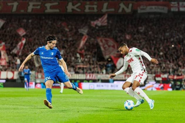 2. Fußball Bundesliga: 1. FC Köln - 1. FC Magdeburg; 14.09.2024 Zweikampf Jean Hugonet (1. FC Magdeburg, 24), Linton Maina (1. FC Köln, 37) 2. Fußball Bundesliga, 1. FC Köln - 1. FC Magdeburg, Köln, Rheinenergiestadion am 14.09.2024 DFL REGULATIONS PROHIBIT ANY USE OF PHOTOGRAPHS AS IMAGE SEQUENCES AND OR QUASI-VIDEO.