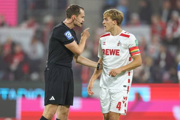 14.09.2024, 2. Fußball Bundesliga, 1. FC Köln - 1. FC Magdeburg, RheinEnergieSTADION, Saison 2024 2025: Schiedsrichter Richard Hempel (SR) neben Timo Hübers (1.FC Köln 4) DFB regulations prohibit any use of photographs as image sequences and or quasi-video. Nordrhein-Westfalen Deutschland