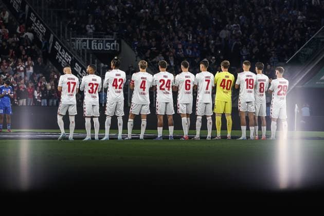 Fussball, 2.Bundesliga Saison 2024 2025 5. Spieltag 1.FC Köln - 1.FC Magdeburg 14.09.2024, RheinEnergieSTADION Gedenkminute vor dem Spiel für den am 24.August verstorbenen Christoph Daum, die Spieler vom 1.FC Köln applaudieren Köln RheinEnergieSTADION Nordrhein-Westfahlen Deutschland