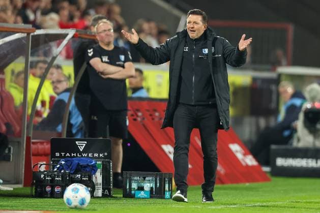 14.09.2024, 2. Fußball Bundesliga, 1. FC Köln - 1. FC Magdeburg, RheinEnergieSTADION, Saison 2024 2025: Schiedsrichter Richard Hempel (SR) verteilt gelbe Karte an Trainer Gerhard Struber (Cheftrainer 1.FC Köln) gestikulierend DFB regulations prohibit any use of photographs as image sequences and or quasi-video. Nordrhein-Westfalen Deutschland