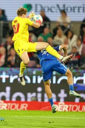 14.09.2024, 2. Fußball Bundesliga, 1. FC Köln - 1. FC Magdeburg, RheinEnergieSTADION, Saison 2024 2025: Torwart Jonas Urbig (1.FC Köln 40) verteidigt das Tor gegen Connor Krempicki (1.FC Magdeburg 13) und wirbelt dabei wild durch die Luft. DFB regulations prohibit any use of photographs as image sequences and or quasi-video. Nordrhein-Westfalen Deutschland