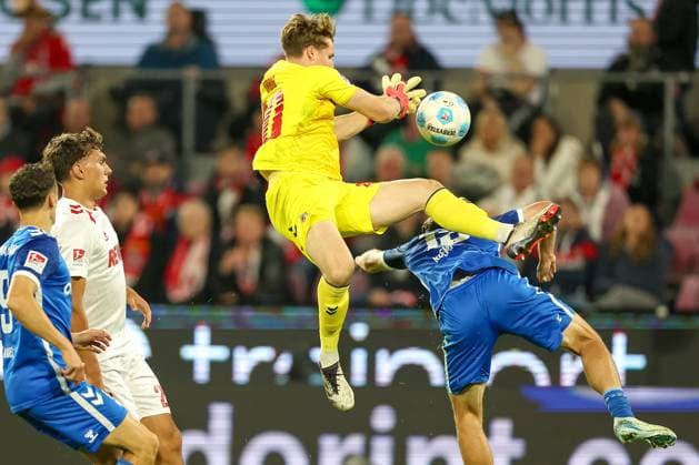 14.09.2024, 2. Fußball Bundesliga, 1. FC Köln - 1. FC Magdeburg, RheinEnergieSTADION, Saison 2024 2025: Torwart Jonas Urbig (1.FC Köln 40) verteidigt das Tor gegen Connor Krempicki (1.FC Magdeburg 13) und wirbelt dabei wild durch die Luft. DFB regulations prohibit any use of photographs as image sequences and or quasi-video. Nordrhein-Westfalen Deutschland