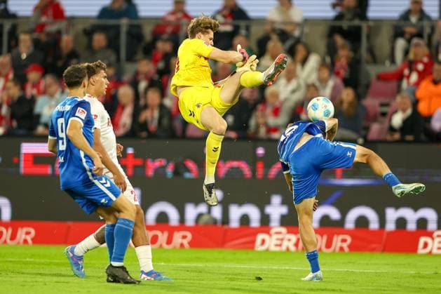 14.09.2024, 2. Fußball Bundesliga, 1. FC Köln - 1. FC Magdeburg, RheinEnergieSTADION, Saison 2024 2025: Torwart Jonas Urbig (1.FC Köln 40) verteidigt das Tor gegen Connor Krempicki (1.FC Magdeburg 13) und wirbelt dabei wild durch die Luft. DFB regulations prohibit any use of photographs as image sequences and or quasi-video. Nordrhein-Westfalen Deutschland