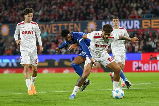 Xavier Amaechi (1.FC Magdeburg) und Julian Pauli (1. FC Koeln) im Zweikampf waehrend des Spiels der 2. Bundesliga zwischen 1. FC Köln und 1. FC Magdeburg im RheinEnergieStadion am 14. September 2024 in Köln, Deutschland. (Foto von Oliver Kaelke DeFodi Images) +++ Xavier Amaechi (1.FC Magdeburg) und Julian Pauli (1. FC Koeln) battle for the ball during the 2. Bundesliga match between 1. FC Köln and 1. FC Magdeburg at RheinEnergieStadion on September 14, 2024 in Cologne, Germany. (Photo by Oliver Kaelke DeFodi Images) DFB DFL REGULATIONS PROHIBIT ANY USE OF PHOTOGRAPHS AS IMAGE SEQUENCES AND OR QUASI-VIDEO. Defodi-678_2024_09_14_OK_KOEFCM_0540