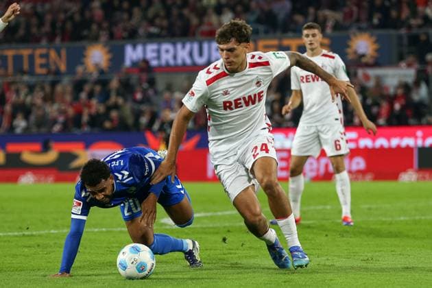 Xavier Amaechi (1.FC Magdeburg) und Julian Pauli (1. FC Koeln) im Zweikampf waehrend des Spiels der 2. Bundesliga zwischen 1. FC Köln und 1. FC Magdeburg im RheinEnergieStadion am 14. September 2024 in Köln, Deutschland. (Foto von Oliver Kaelke DeFodi Images) +++ Xavier Amaechi (1.FC Magdeburg) und Julian Pauli (1. FC Koeln) battle for the ball during the 2. Bundesliga match between 1. FC Köln and 1. FC Magdeburg at RheinEnergieStadion on September 14, 2024 in Cologne, Germany. (Photo by Oliver Kaelke DeFodi Images) DFB DFL REGULATIONS PROHIBIT ANY USE OF PHOTOGRAPHS AS IMAGE SEQUENCES AND OR QUASI-VIDEO. Defodi-678_2024_09_14_OK_KOEFCM_0549