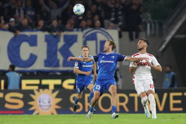 Connor Krempicki (1.FC Magdeburg) und Leart Pacarada (1. FC Koeln) im Zweikampf waehrend des Spiels der 2. Bundesliga zwischen 1. FC Köln und 1. FC Magdeburg im RheinEnergieStadion am 14. September 2024 in Köln, Deutschland. (Foto von Oliver Kaelke DeFodi Images) +++ Connor Krempicki (1.FC Magdeburg) und Leart Pacarada (1. FC Koeln) battle for the ball during the 2. Bundesliga match between 1. FC Köln and 1. FC Magdeburg at RheinEnergieStadion on September 14, 2024 in Cologne, Germany. (Photo by Oliver Kaelke DeFodi Images) DFB DFL REGULATIONS PROHIBIT ANY USE OF PHOTOGRAPHS AS IMAGE SEQUENCES AND OR QUASI-VIDEO. Defodi-678_2024_09_14_OK_KOEFCM_0776