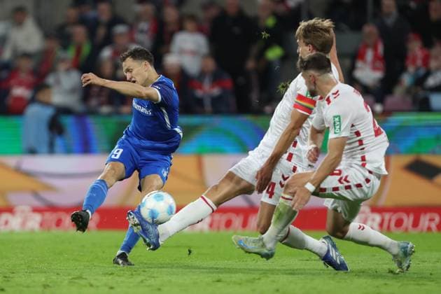 Martijn Kaars (1.FC Magdeburg), Timo Huebers (1. FC Koeln) und Jan Thielmann (1. FC Koeln) im Zweikampf waehrend des Spiels der 2. Bundesliga zwischen 1. FC Köln und 1. FC Magdeburg im RheinEnergieStadion am 14. September 2024 in Köln, Deutschland. (Foto von Oliver Kaelke DeFodi Images) +++ Martijn Kaars (1.FC Magdeburg), Timo Huebers (1. FC Koeln) und Jan Thielmann (1. FC Koeln) battle for the ball during the 2. Bundesliga match between 1. FC Köln and 1. FC Magdeburg at RheinEnergieStadion on September 14, 2024 in Cologne, Germany. (Photo by Oliver Kaelke DeFodi Images) DFB DFL REGULATIONS PROHIBIT ANY USE OF PHOTOGRAPHS AS IMAGE SEQUENCES AND OR QUASI-VIDEO. Defodi-678_2024_09_14_OK_KOEFCM_0826