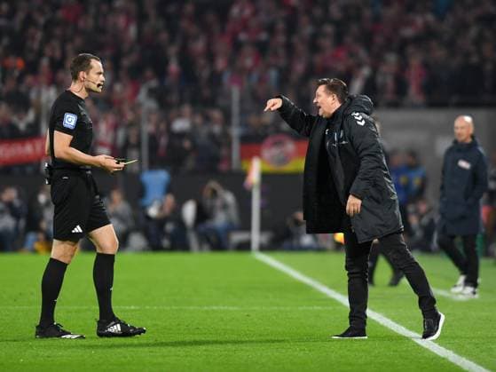 14.09.2024, Cologne, Germany, RheinEnergieStadion, 1. FC Köln vs 1. FC Magdeburg - 2. Bundesliga, Schiedsrichter Richard Hempel und Trainer Christian Titz (1. FC Magdeburg) gestikuliert, gestik (Foto Ralf Treese) DFB DFL REGULATIONS PROHIBIT ANY USE OF PHOTOGRAPHS AS IMAGE SEQUENCES AND OR QUASI-VIDEO. Cologne RheinEnergieStadion North Rhine-Westphalia Germany