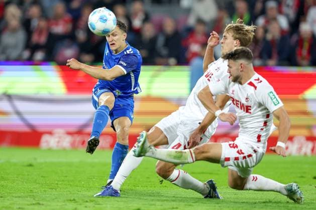 14.09.2024, 2. Fußball Bundesliga, 1. FC Köln - 1. FC Magdeburg, RheinEnergieSTADION, Saison 2024 2025: Martijn Kaars (1.FC Magdeburg 9) wird von Timo Hübers (1.FC Köln 4) und Jan Thielmann (1.FC Köln 29) geblockt DFB regulations prohibit any use of photographs as image sequences and or quasi-video. Nordrhein-Westfalen Deutschland