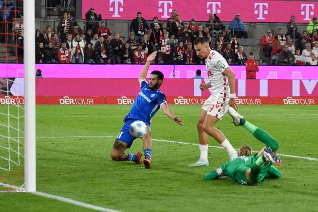 Strafraumszene Torchance von Tim Lemperle (Koeln 19) (mi.) Mo El Hankouri (Magdeburg 11) (li.) Dominik Reimann (Magdeburg 1) (re.) 14.09.2024 Fussball 1. FC Koeln vs 1. FC Magdeburg, Rheinenergiestadion, Koeln, DFB DFL REGULATIONS PROHIBIT ANY USE OF PHOTOGRAPHS AS IMAGE SEQUENCES AND OR QUASI-VIDEO NRW Germany