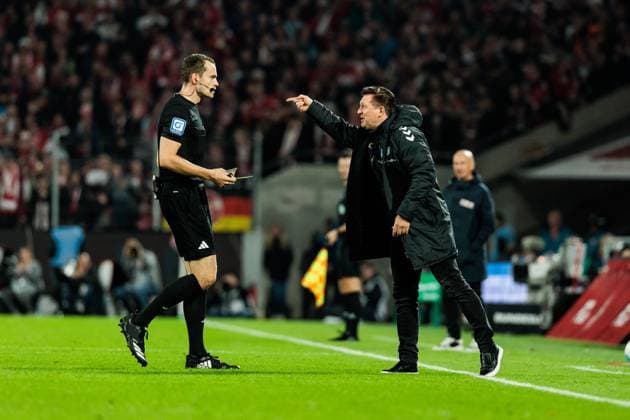 2. Fußball Bundesliga: 1. FC Köln - 1. FC Magdeburg; 14.09.2024 Schiedsrichter Richard Hempel mit Christian Titz (Trainer 1. FC Magdeburg), der Gelb sieht 2. Fußball Bundesliga, 1. FC Köln - 1. FC Magdeburg, Köln, Rheinenergiestadion am 14.09.2024 DFL REGULATIONS PROHIBIT ANY USE OF PHOTOGRAPHS AS IMAGE SEQUENCES AND OR QUASI-VIDEO.