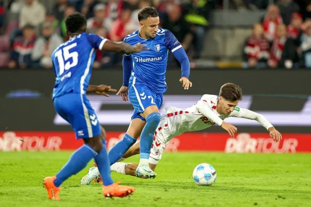 14.09.2024, 2. Fußball Bundesliga, 1. FC Köln - 1. FC Magdeburg, RheinEnergieSTADION, Saison 2024 2025: Zweikampf im Strafraum Falko Michel (1.FC Magdeburg 21) bringt Denis Huseinbasic (1.FC Köln 8) zu Fall - kein Foul DFB regulations prohibit any use of photographs as image sequences and or quasi-video. Nordrhein-Westfalen Deutschland