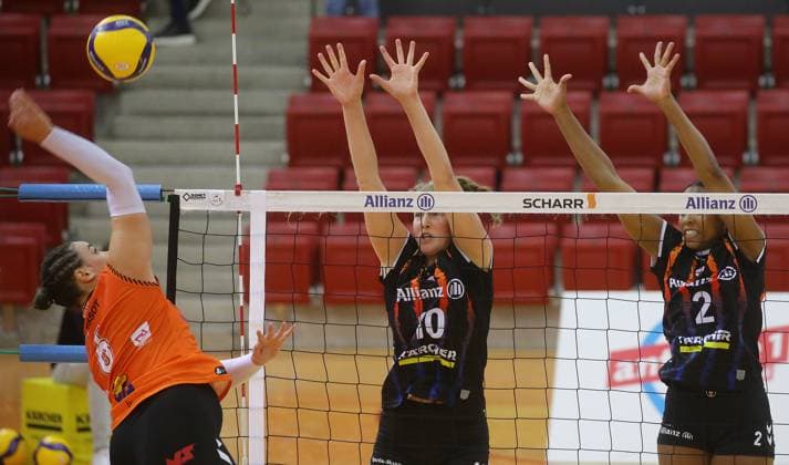 BAU Stuttgart , Volleyball Hummel-Cup MTV Allianz Stuttgart vs. Viteos NUC Neuchatel , hinten von links: Jolien Knollema Breland Morrissette ( Stgt )