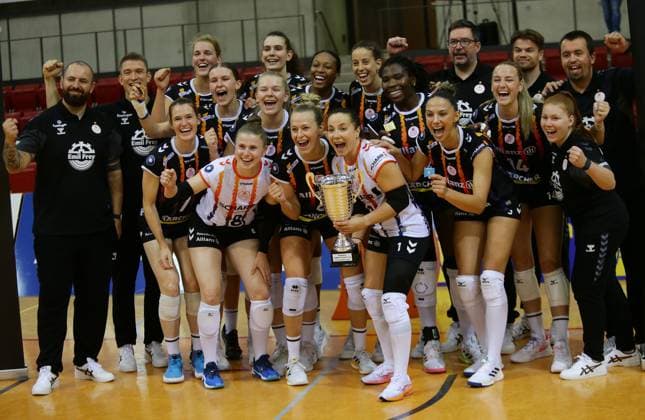 Sport Bilder des Tages BAU Stuttgart , Volleyball Hummel-Cup MTV Allianz Stuttgart vs. Viteos NUC Neuchatel , Jubel Stgt , links: Trainer Konstantin Bitter , mit Pokal: Roosa Koskelo