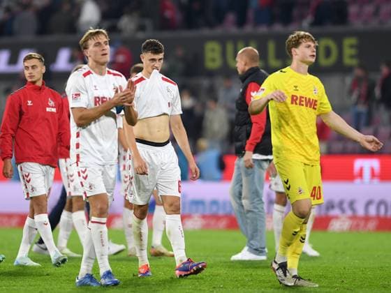 Timo Huebers (1. FC Koeln), Eric Martel (1. FC Koeln) und Torwart Jonas Urbig (1. FC Koeln) gestikuliert, gestik waehrend des Spiels der 2. Bundesliga zwischen 1. FC Köln und 1. FC Magdeburg im RheinEnergieStadion am 14. September 2024 in Köln, Deutschland. (Foto von Ralf Treese DeFodi Images) +++ Timo Huebers (1. FC Koeln), Eric Martel (1. FC Koeln) und Torwart Jonas Urbig (1. FC Koeln) gestures during the 2. Bundesliga match between 1. FC Köln and 1. FC Magdeburg at RheinEnergieStadion on September 14, 2024 in Cologne, Germany. (Photo by Ralf Treese DeFodi Images) DFB DFL REGULATIONS PROHIBIT ANY USE OF PHOTOGRAPHS AS IMAGE SEQUENCES AND OR QUASI-VIDEO. Defodi-521_KOEFCM20240914_029