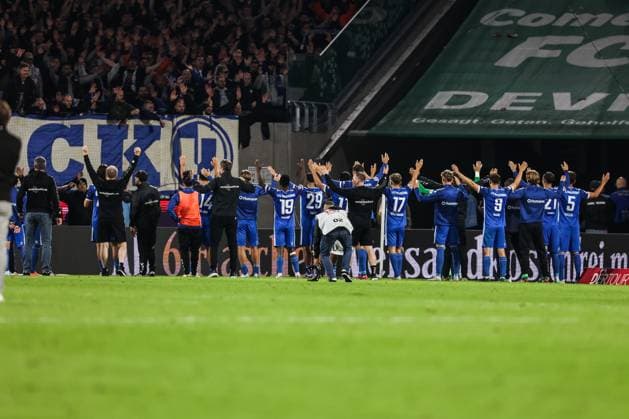 Fussball, 2.Bundesliga Saison 2024 2025 5. Spieltag 1.FC Köln - 1.FC Magdeburg 14.09.2024, RheinEnergieSTADION Die Spieler vom 1.FC Magdeburg freuen sich nach dem Spiel vor dem Fanblock über den Sieg Köln RheinEnergieSTADION Nordrhein-Westfahlen Deutschland