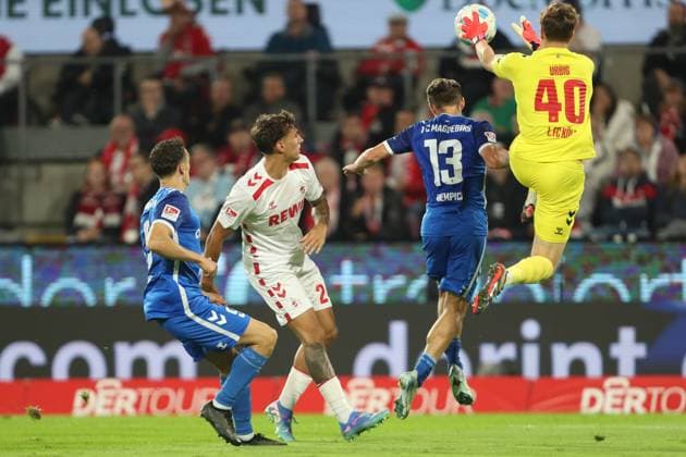 Martijn Kaars (1.FC Magdeburg), Julian Pauli (1. FC Koeln), Connor Krempicki (1.FC Magdeburg) und Torwart Jonas Urbig (1. FC Koeln) im Zweikampf waehrend des Spiels der 2. Bundesliga zwischen 1. FC Köln und 1. FC Magdeburg im RheinEnergieStadion am 14. September 2024 in Köln, Deutschland. (Foto von Oliver Kaelke DeFodi Images) +++ Martijn Kaars (1.FC Magdeburg), Julian Pauli (1. FC Koeln), Connor Krempicki (1.FC Magdeburg) und Torwart Jonas Urbig (1. FC Koeln) battle for the ball during the 2. Bundesliga match between 1. FC Köln and 1. FC Magdeburg at RheinEnergieStadion on September 14, 2024 in Cologne, Germany. (Photo by Oliver Kaelke DeFodi Images) DFB DFL REGULATIONS PROHIBIT ANY USE OF PHOTOGRAPHS AS IMAGE SEQUENCES AND OR QUASI-VIDEO. Defodi-678_2024_09_14_OK_KOEFCM_0570