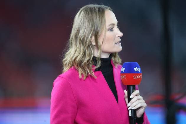 Moderatorin Nele Schenker schaut waehrend des Spiels der 2. Bundesliga zwischen 1. FC Köln und 1. FC Magdeburg im RheinEnergieStadion am 14. September 2024 in Köln, Deutschland. (Foto von Oliver Kaelke DeFodi Images) +++ Moderatorin Nele Schenker looks on during the 2. Bundesliga match between 1. FC Köln and 1. FC Magdeburg at RheinEnergieStadion on September 14, 2024 in Cologne, Germany. (Photo by Oliver Kaelke DeFodi Images) DFB DFL REGULATIONS PROHIBIT ANY USE OF PHOTOGRAPHS AS IMAGE SEQUENCES AND OR QUASI-VIDEO. Defodi-678_2024_05_24_OK_KOEFCM_0034