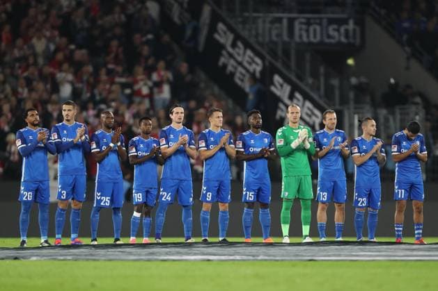 Team von 1.FC Magdeburg bei der Trauerminute zu Christoph Daum waehrend des Spiels der 2. Bundesliga zwischen 1. FC Köln und 1. FC Magdeburg im RheinEnergieStadion am 14. September 2024 in Köln, Deutschland. (Foto von Oliver Kaelke DeFodi Images) +++ Team von 1.FC Magdeburg during minute of silence for Christoph Daum during the 2. Bundesliga match between 1. FC Köln and 1. FC Magdeburg at RheinEnergieStadion on September 14, 2024 in Cologne, Germany. (Photo by Oliver Kaelke DeFodi Images) DFB DFL REGULATIONS PROHIBIT ANY USE OF PHOTOGRAPHS AS IMAGE SEQUENCES AND OR QUASI-VIDEO. Defodi-678_2024_05_24_OK_KOEFCM_0118