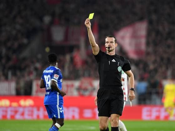 Schiedsrichter Richard Hempel zeigt die gelbe Karte waehrend des Spiels der 2. Bundesliga zwischen 1. FC Köln und 1. FC Magdeburg im RheinEnergieStadion am 14. September 2024 in Köln, Deutschland. (Foto von Ralf Treese DeFodi Images) +++ Schiedsrichter Richard Hempel shows the yellow card during the 2. Bundesliga match between 1. FC Köln and 1. FC Magdeburg at RheinEnergieStadion on September 14, 2024 in Cologne, Germany. (Photo by Ralf Treese DeFodi Images) DFB DFL REGULATIONS PROHIBIT ANY USE OF PHOTOGRAPHS AS IMAGE SEQUENCES AND OR QUASI-VIDEO. Defodi-521_KOEFCM20240914_041