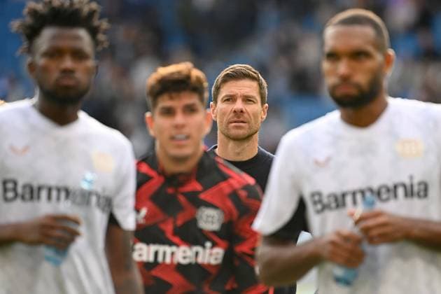 Sport Bilder des Tages Trainer Xabi ALONSO (Bayer Leverkusen) steht nach Spielende hinter seinen Spielern. Fussball 1. Bundesliga Saison 2024 2025, 3.Spieltag, Spieltag03 TSG 1899 Hoffenheim - Bayer 04 Leverkusen 1-4 am 14.09.2024, PreZero ARENA. *** Coach Xabi ALONSO Bayer Leverkusen stands behind his players after the match Football 1 Bundesliga Season 2024 2025, Matchday 3, Matchday03 TSG 1899 Hoffenheim Bayer 04 Leverkusen 1 4 on 14 09 2024, PreZero ARENA