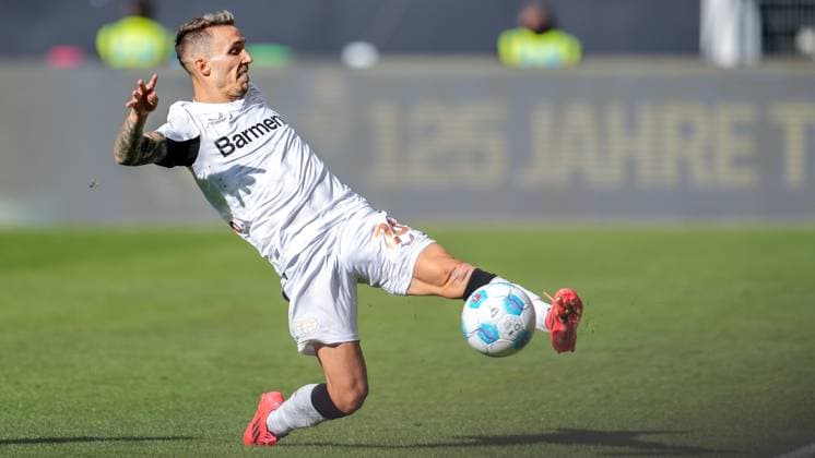 Alejandro Grimaldo (B04, 20), am Ball, Freisteller, Ganzkörper, Einzelbild, Einzelfoto, Aktion, Action, 14.09.2024, Sinsheim (Deutschland), Fussball, Bundesliga, TSG 1899 Hoffenheim - Bayer 04 Leverkusen, DFB DFL REGULATIONS PROHIBIT ANY USE OF PHOTOGRAPHS AS IMAGE SEQUENCES AND OR QUASI-VIDEO.