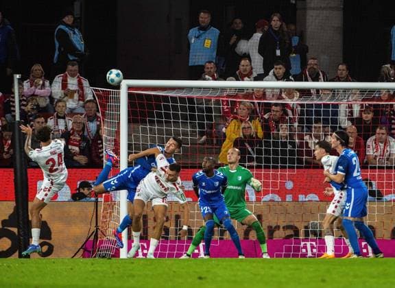 14.09.2024, xjpx, Fussball 2.Bundesliga, 1.FC Koeln - 1.FC Magdeburg emspor, v.l. Julian Pauli (Koeln - ganz links) mit dem Kopfball. Der Ball senkt sich knapp hinter das Tor (DFL DFB REGULATIONS PROHIBIT ANY USE OF PHOTOGRAPHS as IMAGE SEQUENCES and or QUASI-VIDEO) Koeln