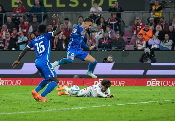 14.09.2024, xjpx, Fussball 2.Bundesliga, 1.FC Koeln - 1.FC Magdeburg emspor, v.l. Denis Huseinbasic (Koeln) kommt hier, nach einem fraglichen Schubser von Falko Michel (Magdeburg - mitte), im Strafraum zu Fall. Schiedsrichter Richard Hempel sah jedoch keine Notwenigkeit, einzugreifen (DFL DFB REGULATIONS PROHIBIT ANY USE OF PHOTOGRAPHS as IMAGE SEQUENCES and or QUASI-VIDEO) Koeln
