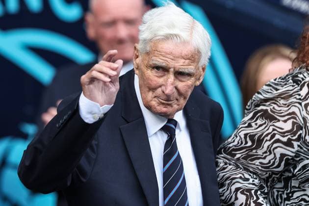 Premier League Manchester City v Brentford Tony Book former Manchester City player and manager walks out as he celebrates his 90th birthday during the Premier League match Manchester City vs Brentford at Etihad Stadium, Manchester, United Kingdom, 14th September 2024 (Photo by Mark Cosgrove News Images) Manchester Etihad Stadium Manchester United, ManU Kingdom Copyright: xMarkxCosgrove NewsxImagesx