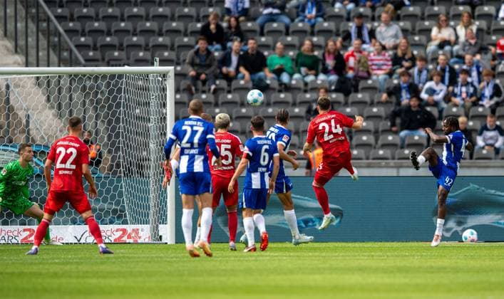 Fussball, Herren, Saison 2024 2025, 2. Bundesliga (5. Spieltag), Hertha BSC - Fortuna Düsseldorf, Dawid Kownacki (Fortuna Düsseldorf) erzielt das Tor zum 0:1 gegen Torhüter Tjark Ernst (Hertha BSC), Marton Dardai (Hertha BSC) und Deyovaisio Zeefuik (Hertha BSC), 15.09. 2024,