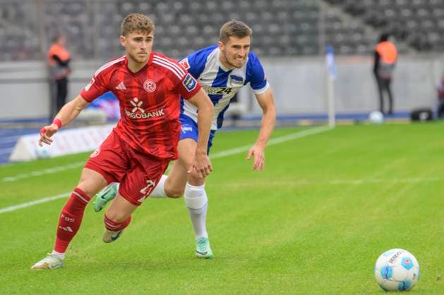 GER, Berlin, Fussball, Hertha BSC vs Fortuna Duesseldorf, 2. Bundesliga, Olympiastadion, 15.09.2024, v.l. Tim Rossmann (F95 Duesseldorf 21), Jonjoe Kenny (Hertha 16 ), Zweikampf, Action, Kampf, kaempft um den Ball, dfl dfb regulations prohibit any use of photographs as image sequences and or quasi video,