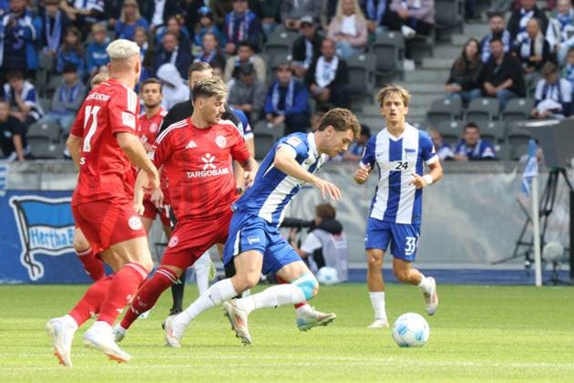 DEU, DFL, 2. FBL, Hertha BSC vs. Fortuna Duesseldorf, 15.09.2024, Berliner Olympiastadion, Berlin, DEU, DFL, 2. FBL, Hertha BSC vs. Fortuna Duesseldorf, im Bild Linus Gechter (Hertha BSC Berlin 44), Michal Karbownik (Hertha BSC Berlin 33), Dawid Kownacki (Fortuna Duesseldorf 24), Felix Klaus (Fortuna Duesseldorf 11) DFL - regulations prohibit any use of Photographs as image sequences and or quasi-video Foto: Juergen Engler nordphoto GmbH