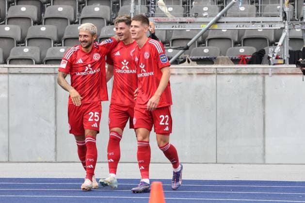 DEU, DFL, 2. FBL, Hertha BSC vs. Fortuna Duesseldorf, 15.09.2024, Berliner Olympiastadion, Berlin, DEU, DFL, 2. FBL, Hertha BSC vs. Fortuna Duesseldorf, im Bild 0:1 durch Dawid Kownacki (Fortuna Duesseldorf 24), Matthias Zimmermann (Fortuna Duesseldorf 25), Danny Schmidt (Fortuna Duesseldorf 22) DFL - regulations prohibit any use of Photographs as image sequences and or quasi-video Foto: Juergen Engler nordphoto GmbH