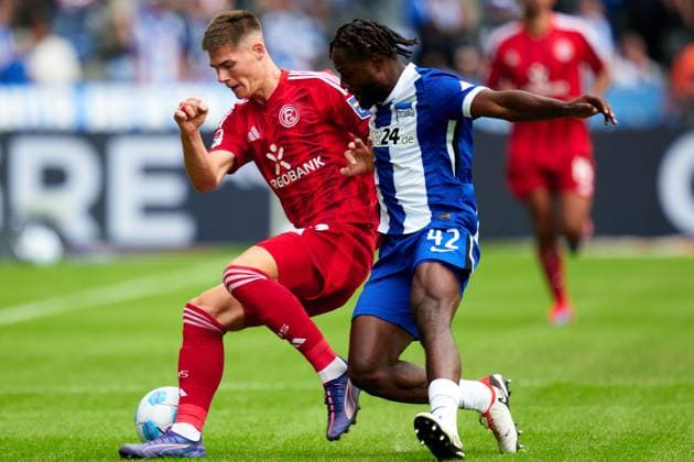 Danny Schmidt (Fortuna Duesseldorf, 22), Deyovaisio Zeefuik (Hertha BSC, 42), Zweikampf, GER, Hertha BSC vs. Fortuna Duesseldorf, Fussball Herren, 2. Bundesliga, Saison 2024 2025, 05. Spieltag, 15.09.2024. (DFL REGULATIONS PROHIBIT ANY USE OF PHOTOGRAPHS AS IMAGE SEQUENCES AND OR QUASI - VIDEO). GER, Hertha BSC vs. Fortuna Duesseldorf, Fussball Herren, 2. Bundesliga, Saison 2024 2025, 05. Spieltag, 15.09.2024. Berlin