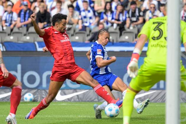 GER, Berlin, Fussball, Hertha BSC vs Fortuna Duesseldorf, 2. Bundesliga, Olympiastadion, 15.09.2024, v.l. Emmanuel Iyoha (F95 Duesseldorf 19), Derry Scherhant (Hertha 39), Zweikampf, Action, Kampf, kaempft um den Ball, dfl dfb regulations prohibit any use of photographs as image sequences and or quasi video,