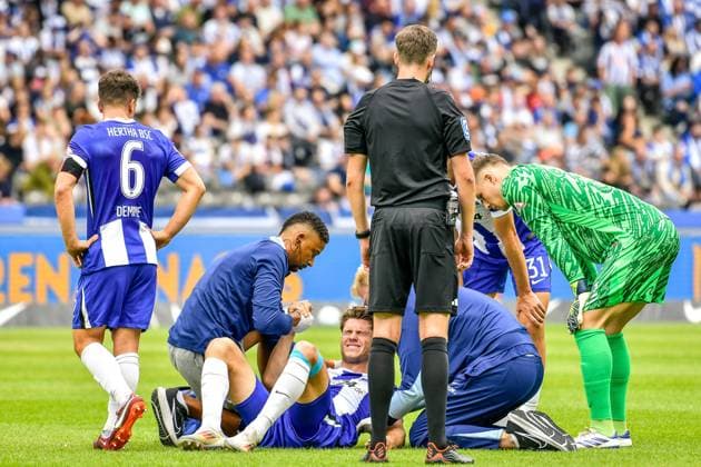 15.09.2024, xlakx, Fussball 2.Bundesliga, Hertha BSC Berlin - Fortuna Düsseldorf emspor, v.l. Linus Gechter (Hertha BSC 44),verletzt auf den Rasen hält sich die Schulter (DFL DFB REGULATIONS PROHIBIT ANY USE OF PHOTOGRAPHS as IMAGE SEQUENCES and or QUASI-VIDEO) Daniel Lakomski Jan Huebner Berlin
