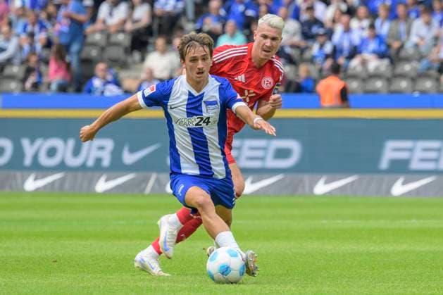 GER, Berlin, Fussball, Hertha BSC vs Fortuna Duesseldorf, 2. Bundesliga, Olympiastadion, 15.09.2024, v.l. Michal Karbownik (Hertha 33), Felix Klaus (F95 Duesseldorf 11), Zweikampf, Action, Kampf, kaempft um den Ball, dfl dfb regulations prohibit any use of photographs as image sequences and or quasi video,
