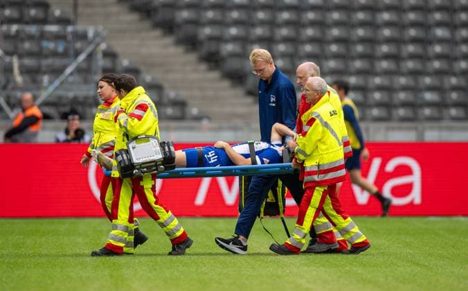 Fussball, Herren, Saison 2024 2025, 2. Bundesliga (5. Spieltag), Hertha BSC - Fortuna Düsseldorf, Linus Gechter (Hertha BSC) muss lange behandelt und anschließend mit einer Trage vom Platz getragen werden, 15.09. 2024,