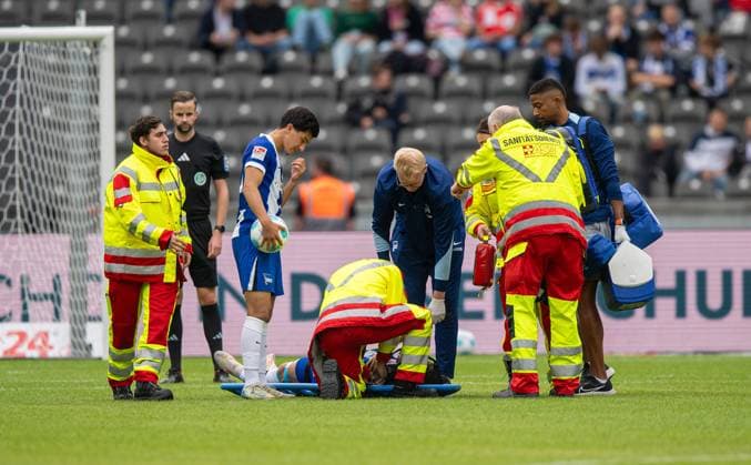 Fussball, Herren, Saison 2024 2025, 2. Bundesliga (5. Spieltag), Hertha BSC - Fortuna Düsseldorf, Linus Gechter (Hertha BSC) muss lange behandelt und anschließend mit einer Trage vom Platz getragen werden, 15.09. 2024,
