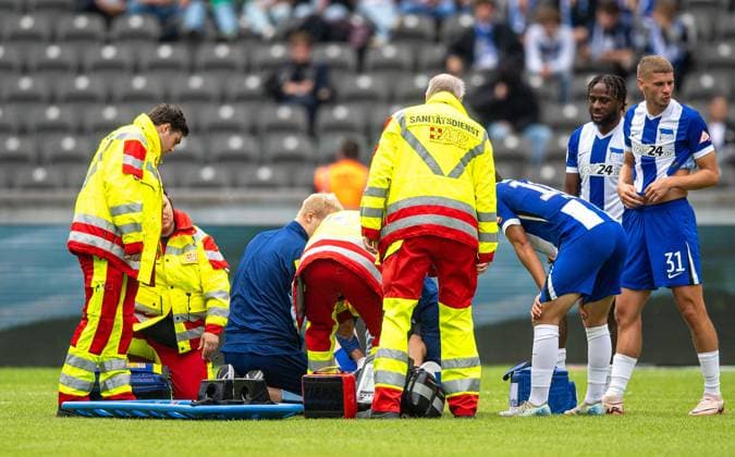 Fussball, Herren, Saison 2024 2025, 2. Bundesliga (5. Spieltag), Hertha BSC - Fortuna Düsseldorf, Linus Gechter (Hertha BSC) muss lange behandelt und anschließend mit einer Trage vom Platz getragen werden, 15.09. 2024,