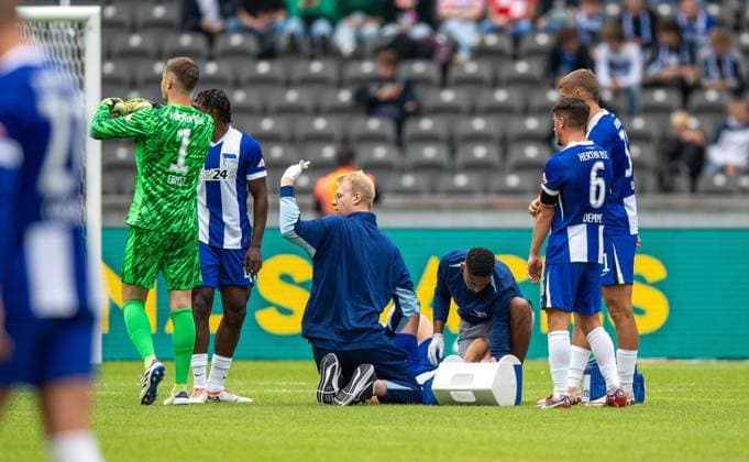 Fussball, Herren, Saison 2024 2025, 2. Bundesliga (5. Spieltag), Hertha BSC - Fortuna Düsseldorf, Linus Gechter (Hertha BSC) muss lange behandelt und anschließend mit einer Trage vom Platz getragen werden, 15.09. 2024,