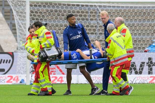 GER, Berlin, Fussball, Hertha BSC vs Fortuna Duesseldorf, 2. Bundesliga, Olympiastadion, 15.09.2024, Linus Gechter (Hertha 44), verletzt - muss vom Platz getragen werden, muss behandelt werden, dfl dfb regulations prohibit any use of photographs as image sequences and or quasi video,