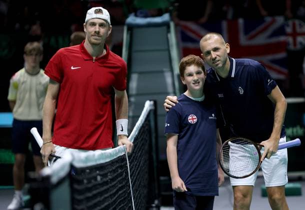 Tennis, Davis Cup, Großbritannien - Kanada Dan Evans of GB and Denis Shapovalov of Canada stand at the net before their match Davis Cup Group Stage Finals 2024, Day Six, AO Arena, Manchester, UK - 15 Sep 2024  Copyright: xEllaxLing Shutterstockx 14713349b