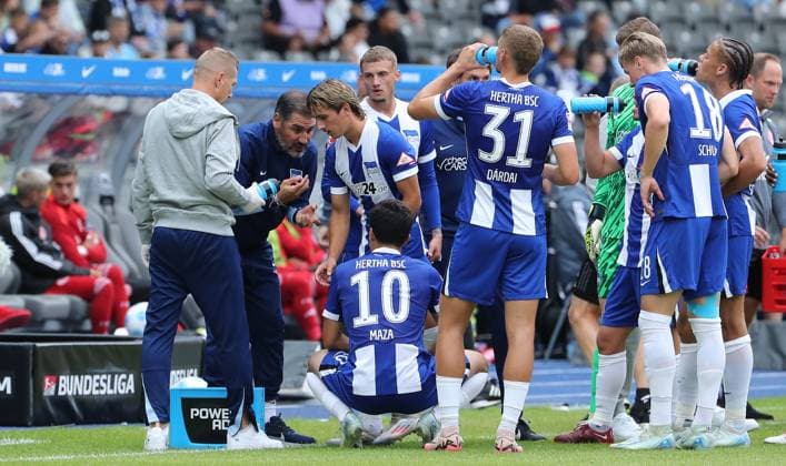 Trainer Cristian Fiel redet mit Spielern Fußball Fussball DFL 2.Bundesliga Herren 5.Spieltag Saison 2024 2025 15.09.2024 Hertha BSC Berlin vs. Fortuna Düsseldorf DFL regulations prohibit any use of photographs as image sequences and or quasi-video