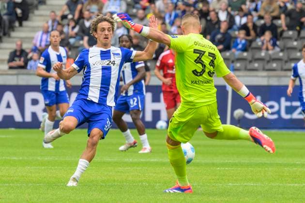 GER, Berlin, Fussball, Hertha BSC vs Fortuna Duesseldorf, 2. Bundesliga, Olympiastadion, 15.09.2024, v.l. Michal Karbownik (Hertha 33), Florian Kastenmeier (F95 Duesseldorf 33), Zweikampf, Action, Kampf, kaempft um den Ball, dfl dfb regulations prohibit any use of photographs as image sequences and or quasi video,
