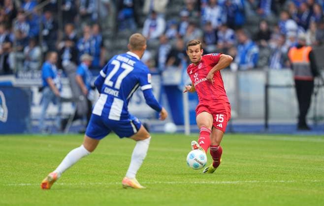 Tim Oberdorf kontrolliert den ball, 2. Bundesliga, Hertha BSC vs Fortuna Düsseldorf, Olympiastadion am 17. September 2024 in Berlin, Deutschland. (Foto von Ulrik Pedersen DeFodi Images) Tim Oberdorf controls the ball, 2. Bundesliga, Hertha BSC vs Fortuna Düsseldorf, Olympiastadion on September 17, 2024 in Berlin, Germany. (Photo by Ulrik Pedersen DeFodi Images) DFB DFL REGULATIONS PROHIBIT ANY USE OF PHOTOGRAPHS AS IMAGE SEQUENCES AND OR QUASI-VIDEO. Defodi-659_0305091366